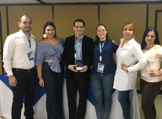 Juan Pablo Betancur, Liliana Aún, Milena Bustamante y Massiel Pardo en compañía de Carlos Tache, coordinador de la Especialización en Pediatría.