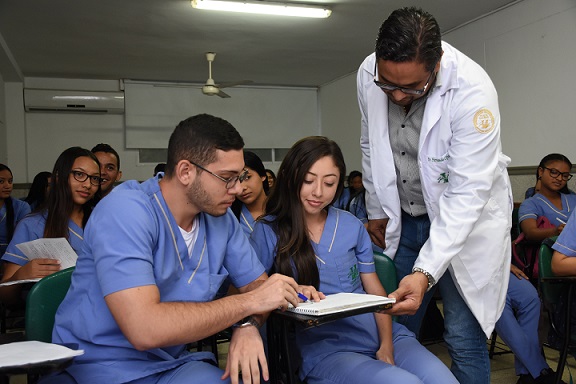 Estudiantes del programa de Instrumentación Quirúrgica en un aula de clases de Unisimón.